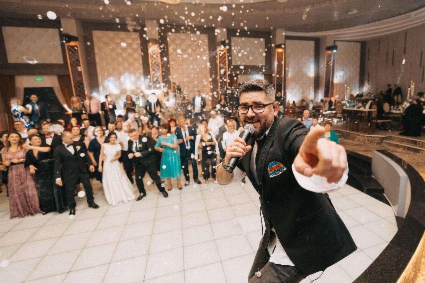Solist cu confetti